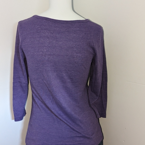 Woman's small old navy T-shirt - Picture 3 of 3